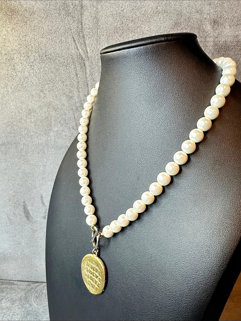 Pearl Pendant Necklace in White & Gold Like New - Picture 3 of 3